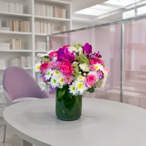 Pembe Gül & Beyaz Kasımpatı Cam Vazo Aranjmanı – Bahar Sürprizi